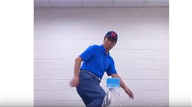 郭台銘踢瓶蓋影片（圖／翻攝自youtube）