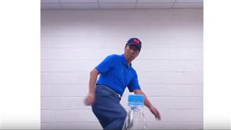 跟上流行腳步！郭台銘踢瓶蓋藏亮點