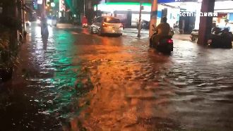 台南瞬間暴雨宣洩不及　地下道變池塘