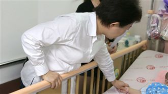 台中市長探視受虐女嬰　將設捐款專戶