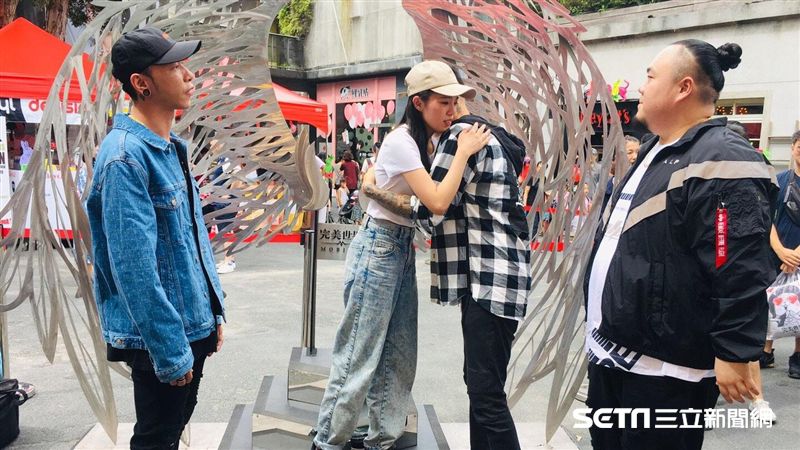 嘻哈天團快閃圓夢　罹癌歌手感動落淚