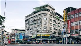 新北代拆辦法7月底上路　加速落實都更「新北市都市更新權利變換實施者申請拆除或遷移土地改良物辦法」草案，最快7月底上路實施。圖為第一件由公權力介入斷水斷電的海砂屋淡水東來大廈。（翻攝照片）中央社記者葉臻傳真　108年7月10日