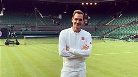 ▲費德勒賽前為媒體做溫網中央球場導覽。（圖／取自費德勒IG）