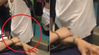 正妹捷運補眠　怪男盯她側顏「升旗」