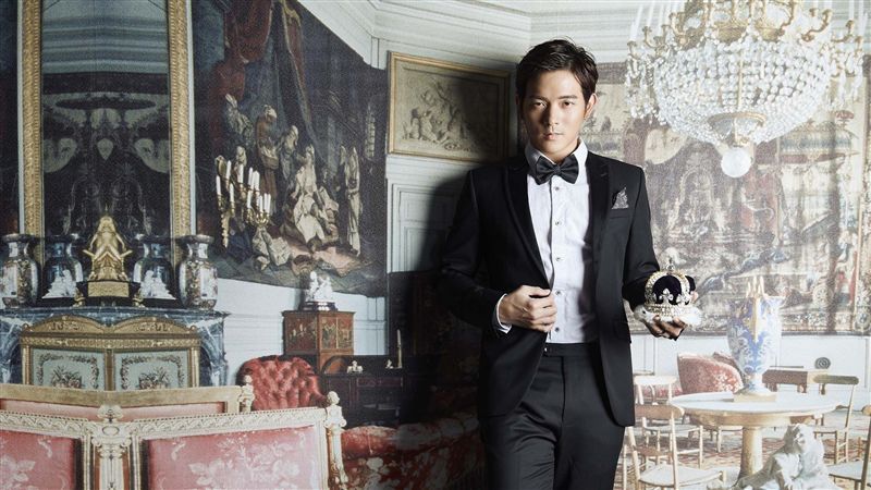 男星化身英倫紳士　正式成蕭敬騰師弟