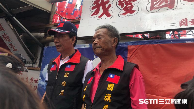 小英出訪　郭台銘放話到機場送國旗帽