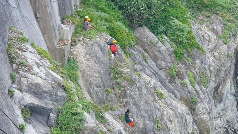外籍女站清水斷崖　僵持17小時喚回