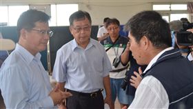 澎湖中正和永安兩橋改建　中央同意補助（1）交通部長林佳龍（左）10日在澎湖縣長賴峰偉（左2）視察澎湖交通與觀光建設，對延宕多年的中正橋、永安橋改建工程，所需經費新台幣20億元，表示中央全力支持。中央社  108年7月10日