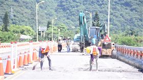 花蓮地震後橋梁受損  市公所執行改善（1）受到去年0206強震影響，花蓮市區多座橋梁受損，國福大橋近日進行伸縮縫更新與護欄工程，採半封橋方式施工，提醒民眾注意安全。（花蓮市公所提供）中央社記者李先鳳傳真　108年7月10日