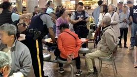 加拿大麗晶廣場上周六（6日）發生一起「潑熱湯」事件，一對中國老夫婦在美食廣場時，與另一名年輕女子發生爭執，沒想到老婦女直接往對方臉上潑熱湯，被溫哥華警方當場「上銬」。（圖／翻攝自看中國）