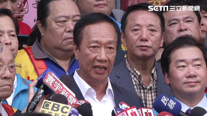 郭台銘放話：當選後第一個查賴正鎰稅