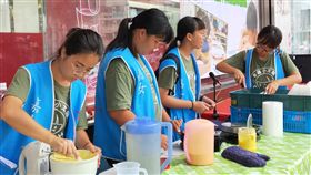 嘉女小太陽志工隊　暑假義賣鬆餅助學（1）國立嘉義女中小太陽志工隊學生利用暑假環島義賣鬆餅，並將14天的義賣所得新台幣4萬元，全數捐給台灣世界展望會，響應助學行動。（台灣世界展望會提供）中央社記者江俊亮傳真　108年7月10日