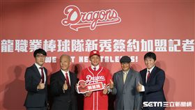 選秀狀元劉基鴻加盟味全龍。（圖／記者王怡翔攝影）