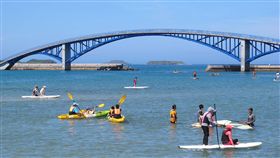 澎湖海洋派對嘉年華　馬公觀音亭登場（2）「2019澎湖海洋派對嘉年華」10日在馬公觀音亭園區登場，觀音亭海域到處可見划獨木舟與玩水的遊客。中央社　108年7月10日