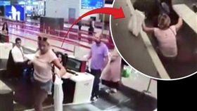 土耳其,登機,行李輸送帶,地勤,伊斯坦堡。(圖/翻攝自推特)