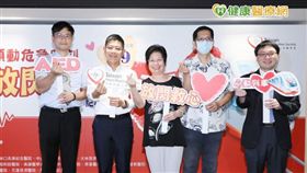 台北榮民總醫院心臟科鐘法博主治醫師指出，一旦產生心室顫動，瞬間血壓就會幾乎降到0點，血液無法送到全身器官，腦部一旦缺氧，人馬上就會暈倒，再不急救，就會導致腦死。