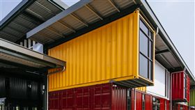 貨櫃堆疊  台南轉運站入圍世界建築獎預定108年底啟用營運的台南轉運站，入圍世界建築獎。台南轉運站同時以綠建材及可回收鋼構、貨櫃作為主體構造，東西兩側共使用64個20呎貨櫃堆疊，創造出候車、售票、商業及業者辦公等空間。（台南市政府提供）中央社記者張榮祥台南傳真  108年7月11日