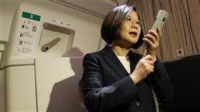 蔡總統出訪友邦  機上廣播（1）總統蔡英文11日展開「自由民主永續之旅」，這是蔡總統任內第7次出訪，全程12天11夜，拜訪加勒比海友邦海地、聖克里斯多福及尼維斯、聖文森、聖露西亞，並過境美國紐約與丹佛。圖為蔡總統起飛後在專機上廣播。中央社記者張新偉攝  108年7月11日