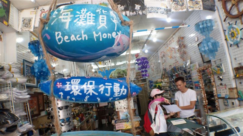 小琉球推動減塑　廢棄浮球變店家招牌