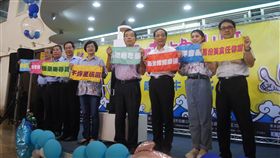 彰化縣府宣傳王功漁火節活動彰化縣政府11日舉辦「2019王功漁火節暨國際海牛文化節」記者會，縣長王惠美（左4）、縣府農業處代理處長郭至善（右）等人展示布條，介紹王功漁火節的活動內容。中央社記者吳哲豪彰化攝　108年7月11日