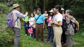 鹿谷公所擬徵溪頭觀光稅  南投縣府樂觀其成南投縣鹿谷鄉公所擬對溪頭、鳳凰園區、鳳凰谷鳥園遊客徵新台幣10元臨時稅，自治條例待中央審查後上路，南投縣政府對此抱持樂觀其成態度。圖為溪頭遊客。（台大林管處提供）中央社記者蕭博陽南投縣傳真  108年7月11日