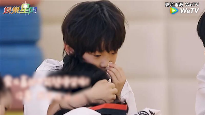 哥哥受傷妹妹爆哭　一把緊抱網讚翻