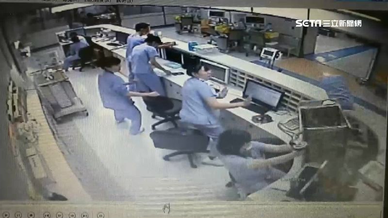 不只急診室暴力，還曾發生男病患扛治療推車砸護理站。（資料照片）