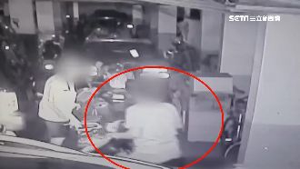 這款厝邊！推雜物占位不給停車狠撞人