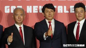 川崎宗則擔任味全龍客座守備教練。（圖／記者王怡翔攝影）