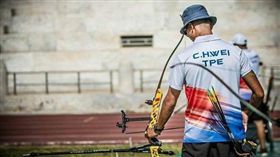 （中華健兒好棒！世大運反曲弓　男團混雙擊敗美國同闖金牌戰）
台灣男子射箭好手魏均珩與湯智鈞，今（11）日在2019拿坡里世界大學運動會反曲弓男子團體賽4強，以5比3擊敗美國闖進金牌戰；而魏均珩與彭家楙聯手的混雙，也順利晉級金牌戰。
圖／魏均珩　臉書