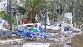 希臘極端天氣！暴風+冰雹「吉普車秒解體」　6死上百傷（圖／翻攝自twitter）