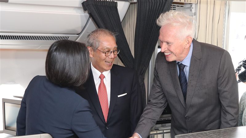 總統專機抵紐約　AIT主席莫健接機