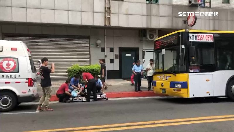 公車門夾住後背包　婦人下車撲街慘摔