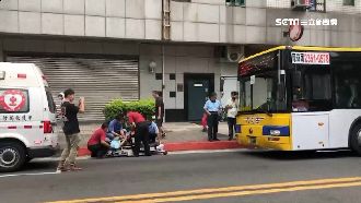 公車門夾住後背包　婦人下車撲街慘摔