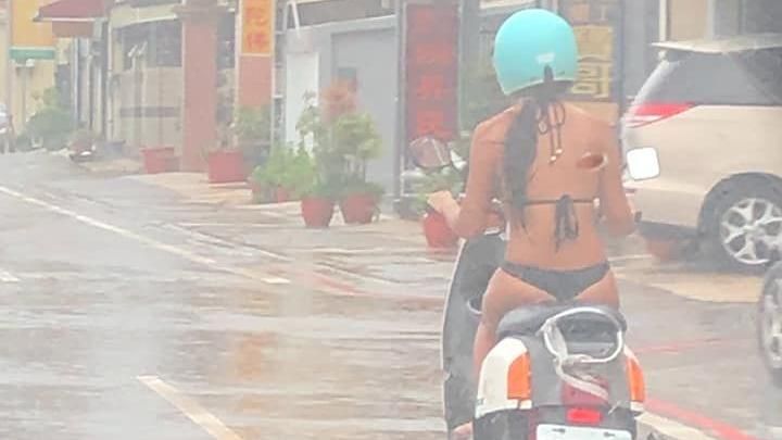 她穿比基尼雨中騎車　性感蜜臀全都露