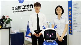 政治零分　台生赴陸實習同儕憂心口音被同化2019年暑假期間，昆山市共招募了205名台灣大學生前往實習，王如荃（右）、沈俊叡獲得赴中國建設銀行昆山分行實習的機會。（資料照片）中央社記者陳家倫上海攝　108年7月12日