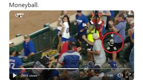 ▲球迷用錢包接界外球，鈔票滿天飛。（圖／翻攝自CUT4推特）