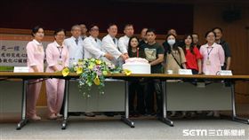 現年38歲的陳小姐（中）心臟停跳50天後完成去敏化心臟移植，幸運躲過鬼門關。（圖／記者楊晴雯攝）