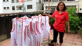 嘉義家扶志工盧月華　自願清洗背心30年（2）曾受嘉義家扶中心扶助的盧月華，在受助期間就積極參加家扶中心各項活動，30年前加入志工行列後，每次活動一結束，都默默帶著一堆志工穿過的背心回家清洗，這一洗就是30年，讓志工總是有乾淨的背心可穿。（嘉義家扶中心提供）中央社記者江俊亮傳真　108年7月11日