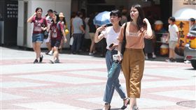 台北悶熱　各地防午後雷雨（1）中央氣象局表示，12日中南部降雨減少，其他地區多雲到晴，午後北台灣可能出現短暫雷雨，花東縱谷及台東南側有局部攝氏36度以上高溫。中央社記者吳家昇攝　108年7月12日