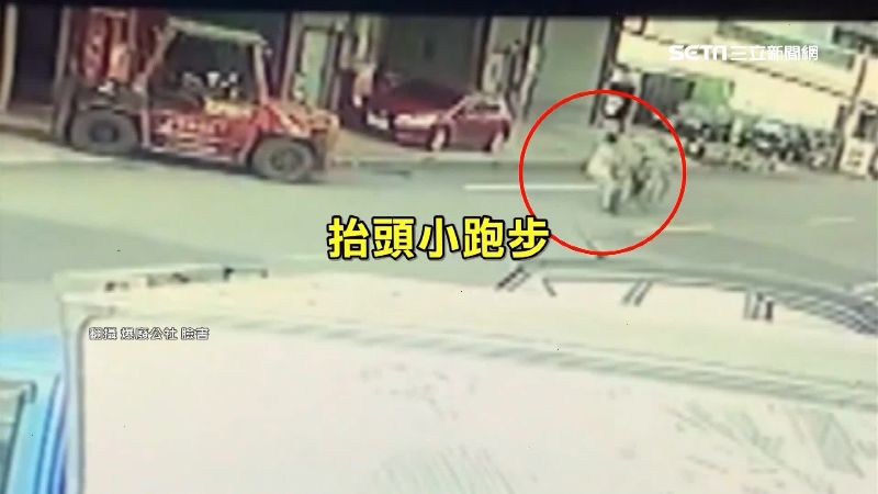 別當低頭族！行人闖馬路遭機車撞飛