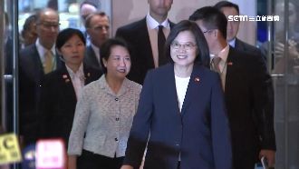 出訪過境紐約　蔡英文胸前別國旗徽章