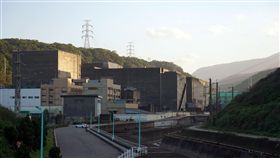 核一廠一二號機組外觀核一廠是台灣首座除役核電廠，1號機40年商轉執照將在5日到期，6日正式進入除役期，除役計畫將以25年分4階段進行。前8年為停機過渡階段，接下來12年為除役拆廠階段，再後3年為最終狀態偵測階段，最後還需2年土地復原階段。圖為核一廠1號及2號機組外觀。中央社記者孫仲達攝　107年12月2日