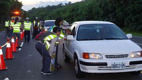 墾丁陸蟹產卵季　台26線4個月圓日交管屏東墾丁地區進入陸蟹繁殖產卵高峰期，為避免抱卵的陸蟹媽媽行經台26線香蕉灣路段時慘遭路殺，墾丁國家公園管理處從7月到10月的月圓日將進行縮減車道管制，首波將於17日至19日登場。（墾管處提供）中央社記者郭芷瑄傳真　108年7月11日