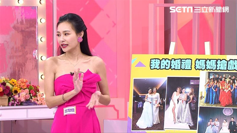 女兒婚禮搶盡鋒頭！女星媽大露背超美