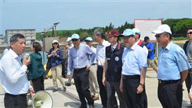 林佳龍視察馬公國際郵輪碼頭基地交通部長林佳龍（前右2）一連2天在澎湖視察交通與觀光建設，11日視察馬公金龍頭郵輪港基地與園區聯外道路開發案，聽取航港局、港務公司、觀光局與澎湖縣政府等簡報。中央社　108年7月11日