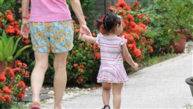 幼兒自帶比例高　苗縣準公托效應待觀察（2）截至9月下旬，苗栗縣完成簽約的私立托嬰中心比例約5成，領有證照保母僅約不到2成。事實上，苗栗0至2歲幼兒由家中長輩照顧比例相當高，業者多半仍在觀望。中央社記者管瑞平攝　107年9月29日