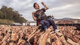 西班牙,音樂祭,搖滾樂,腦麻,癱瘓,輪椅,人體衝浪。(圖/翻攝自推特)