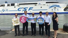 平潭客運快輪首航高雄  高市府官員熱情相迎來自福建平潭的客運快輪「海峽號」11日搭載700多名旅客首航高雄，高雄市副市長葉匡時（左3）和海洋局長趙紹廉（左2）等人到碼頭熱情迎接。（民眾提供）中央社記者程啟峰高雄傳真  108年7月11日