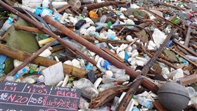海岸快篩調查　記錄員山子分洪道垃圾堆積情景綠色和平與荒野保護協會完成為期1年的海岸快篩調查，走訪台灣本島海岸線121個測站，11日公布結果，其中以北海岸和西南海岸污染最為嚴重；進一步統計垃圾類型則以塑膠瓶罐為大宗。圖為新北瑞芳員山子分洪道廢棄物堆積情形。（綠色和平提供）中央社記者張雄風傳真　108年7月11日